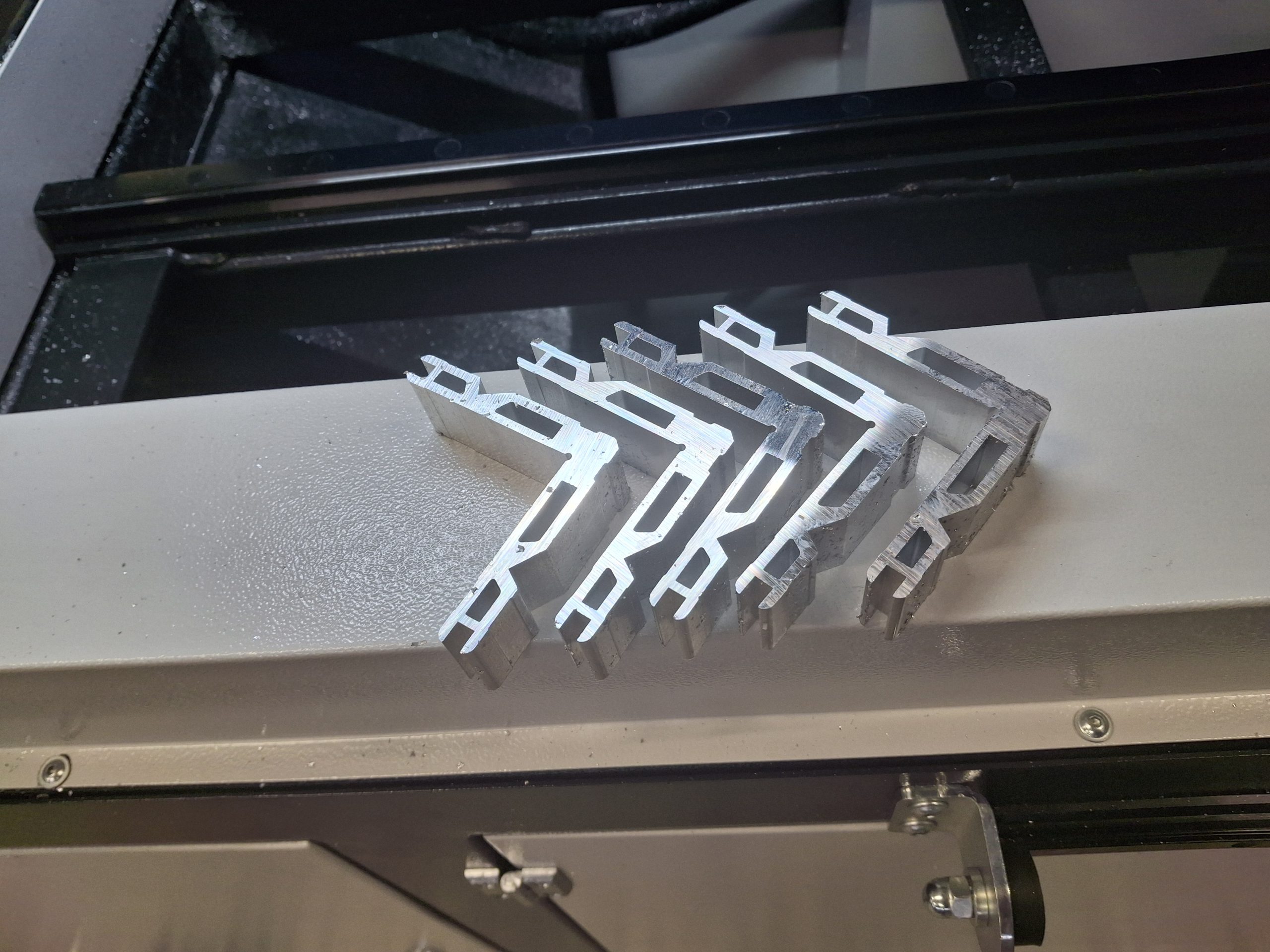 فیکسر اتصال کنج در پنجره آلومینیوم ترمال بریک